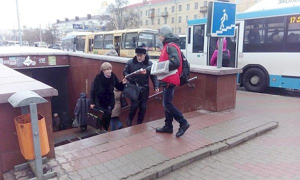 Комсомольцы Белгорода провели акцию "Красные в городе"