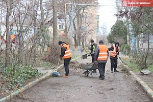 В Керчи коммунальщики благоустраивают жилой двор в Аршинцево