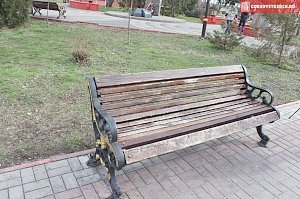 В Керчи неизвестные ломают скамейки в центре