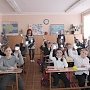 Евпаторийские школьники получили от сотрудников полиции световозращающие элементы