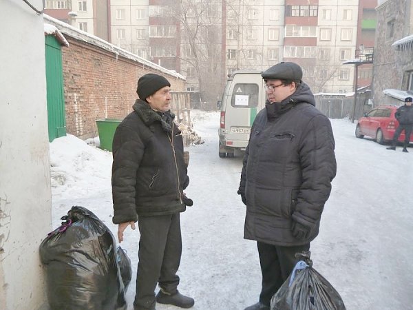 Коммунисты Хакасии помогают собирать теплые вещи абаканским бездомным