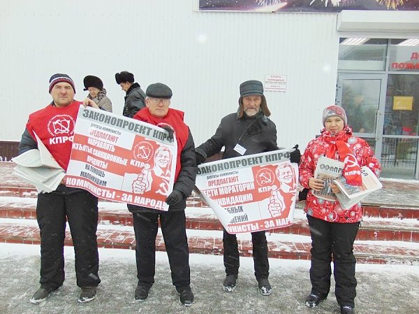 «Законодательные инициативы КПРФ – в массы!». Барнаульские коммунисты провели пикеты