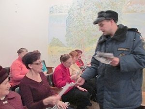 Крымские спасатели напомнили пенсионерам о правилах пожарной безопасности
