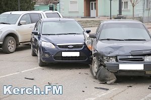 В центре Керчи столкнулись два автомобиля