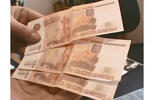Керченским пенсионерам предприимчивая керчанка вручала фальшивые деньги