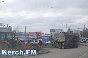 В Керчи на кольце у автовокзала рабочие снимают асфальт