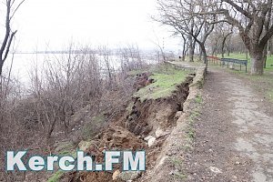 В Аршинцево вдоль оползня установили ограждения