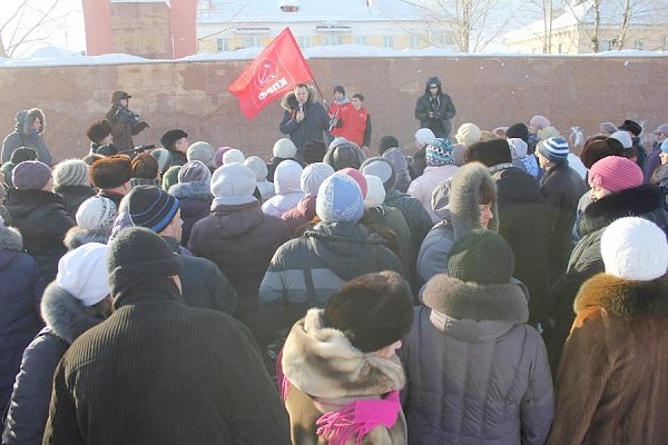 Свердловские коммунисты вместе с жителями Карпинска вышли на митинг, чтобы остановить коммунальный беспредел