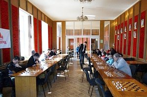 Чемпион мира по шашкам дал сеанс одновременной игры и мастер-класс в Столице Крыма