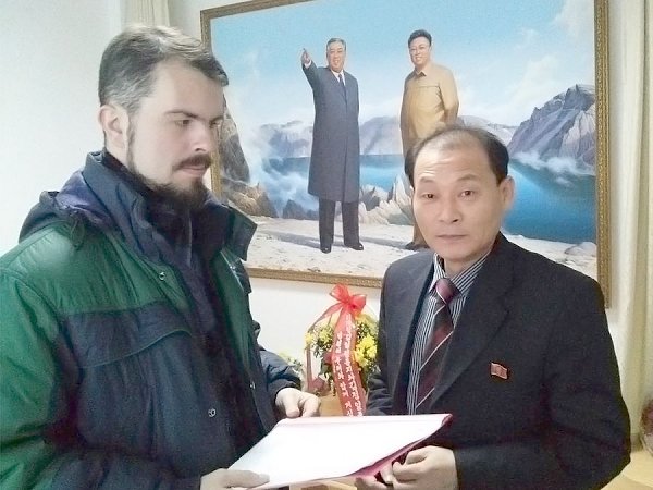 Комсомольцы Хабаровска с поздравлениями посетили консульство КНДР
