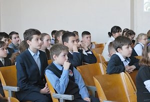 Сотрудники ФГКУ УВО МВД по Республике Крым провели «Урок мужества» для школьников