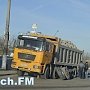 В Керчи грузовик ремонтируют на автобусной остановке