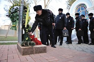 Евпаторийские полицейские молитвой почтили память погибшего бойца спецподразделения «Беркут» Андрея Федюкина