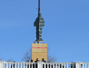 В центре Севастополя поставили пятиметровый макет памятника Потемкину