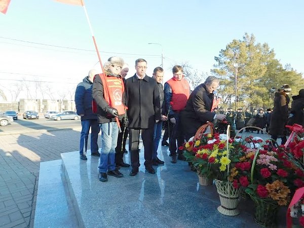 Оренбургские коммунисты почтили память советских воинов