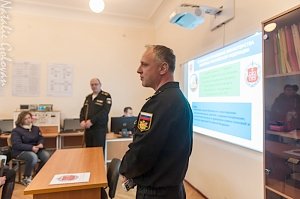 В севастопольском училище имени Нахимова гостям показывали пушки, акваланги и горящие мины
