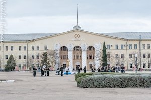В севастопольском училище имени Нахимова гостям показывали пушки, акваланги и горящие мины