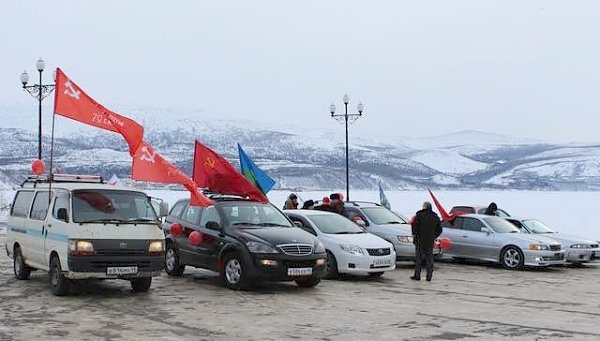 Красный автопоезд в городе. Акция магаданских коммунистов