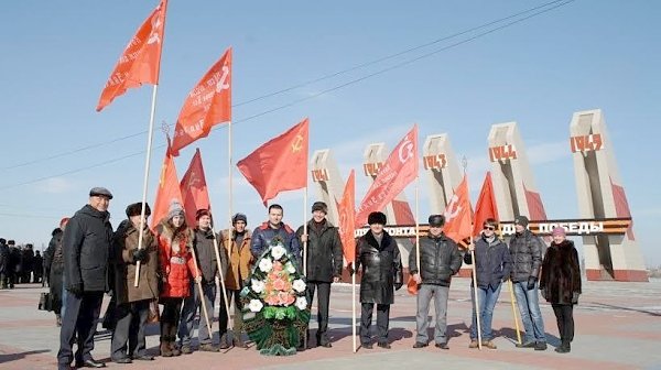 Забайкальские коммунисты возложили цветы к Вечному огню в честь Дня Советской Армии и Военно-морского Флота