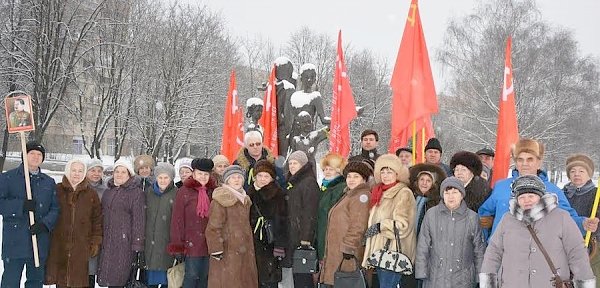 Коммунисты Ленинградской области провели серию пикетов в День Советской Армии и Военно-морского флота
