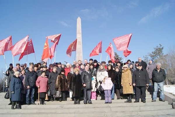 В день 98-ой годовщины создания Красной Армии сталинградские коммунисты возложили цветы к Вечному огню