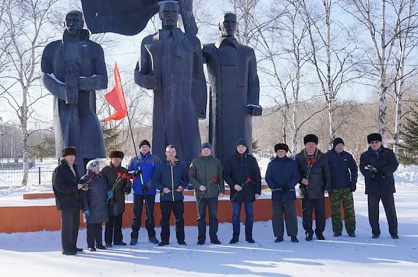 Приморский край. В день Советской Армии в городе Артёме возложили цветы к мемориалу и провели праздничный пикет