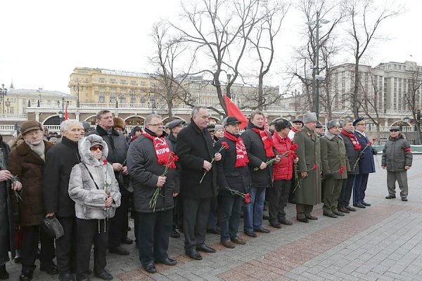 В память о героях – защитниках Родины. Делегация ЦК КПРФ возложила венок и цветы к Могиле Неизвестного солдата