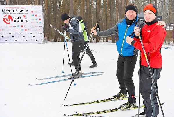 Более 300 участников вышли на старт в соревнованиях по лыжам и биатлону, организованных спортклубом КПРФ