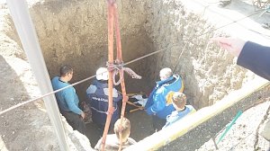 Спасатели в Судаке помогли пенсионерке выбраться из 4-метровой ямы, которую она сама же и выкопала