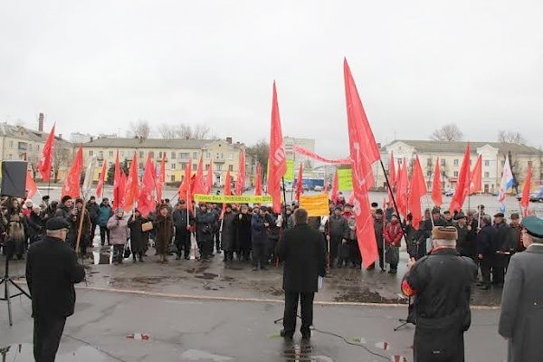 Брянские коммунисты отпраздновали 98-ю годовщину создания Красной Армии и Военно-морского флота