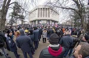 Митинг под стенами крымского парламента 26 февраля 2014-го разделил историю Крыма на украинское прошлое и российское настоящее