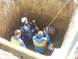 Спасатели помогли крымчанке выбраться из четырехметровой ямы
