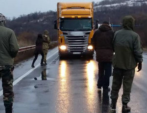 Националисты украинской «Свободы» возобновили блокировку российских фур