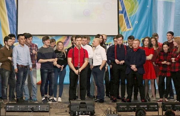 Команда челябинских комсомольцев "Красные в городе" достойно выступила на смотре КВН