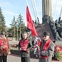 Делегация Псковского областного отделения КПРФ возложила венок к памятнику гвардейцам 6-й роты