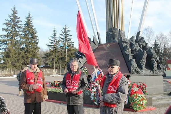 Делегация Псковского областного отделения КПРФ возложила венок к памятнику гвардейцам 6-й роты