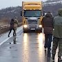 На Украине «свободовцы» заблокировали 30 российских фур