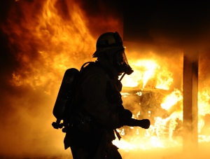 Спасатели вытащили из горящего здания пенсионера и инвалида