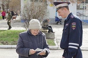 В Кировском районе полицейские рассказали юным и взрослым пешеходам о соблюдении правил дорожного движения