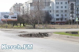 В Керчи засыпали огромную яму лишь наполовину