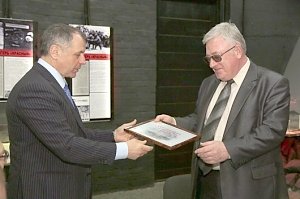 Владимир Константинов передал сертификат на 1 миллион рублей на строительство второй очереди Мемориала «Сквера памяти»