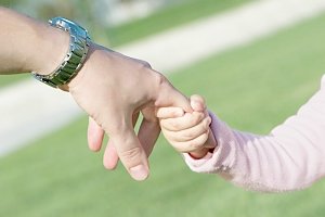 Керчанку могут лишить родительских прав за жестокое обращение с детьми
