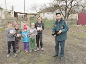 Сотрудники ГУ МЧС России по Республике Крым проводят акцию «Сохрани жизнь себе и своему ребенку»