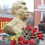 Памятник Сталину в Пензе засыпали цветами