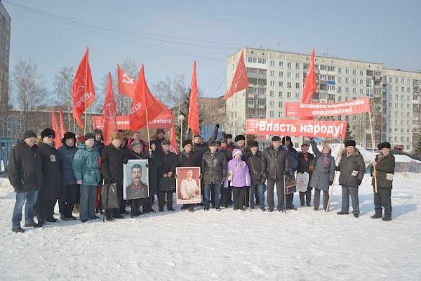 Кемеровская область. Коммунисты Новокузнецка провели митинг, посвящённый 63-ей годовщине со дня смерти Иосифа Виссарионовича Сталина