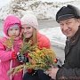 Валерий Рашкин подарил цветы женщинам на улицах Москвы
