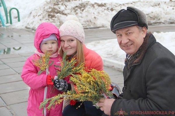 Валерий Рашкин подарил цветы женщинам на улицах Москвы