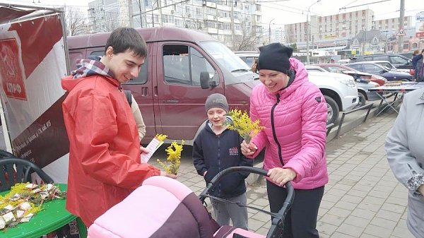 Депутаты-коммунисты поздравили прекрасную половину Краснодара с наступающим женским днем