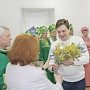 Первый секретарь Пензенского обкома КПРФ Георгий Камнев подарил цветы активисткам движения «Дети войны»