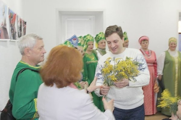 Первый секретарь Пензенского обкома КПРФ Георгий Камнев подарил цветы активисткам движения «Дети войны»
